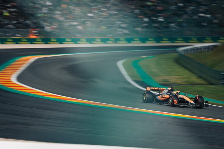 Oscar Piastri (McLaren) merayakan kemenangan di GP Miami 2025, melewati garis finis sebagai yang terdepan di lintasan basah, unggul atas Lando Norris dan George Russell.